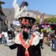 Hombre vestido de Chinelo en calles de Tepoztlán