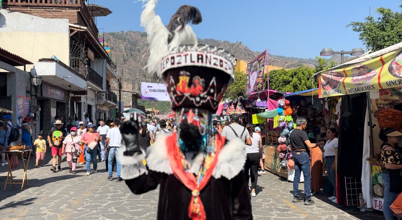 Hombre vestido de Chinelo en calles de Tepoztlán