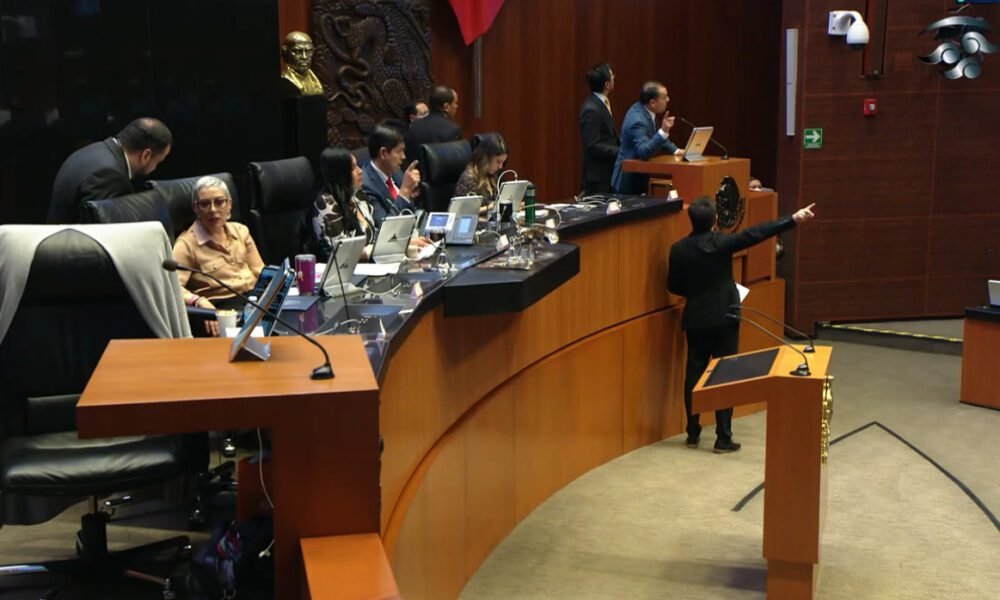 Instalaciones del senado con senadores