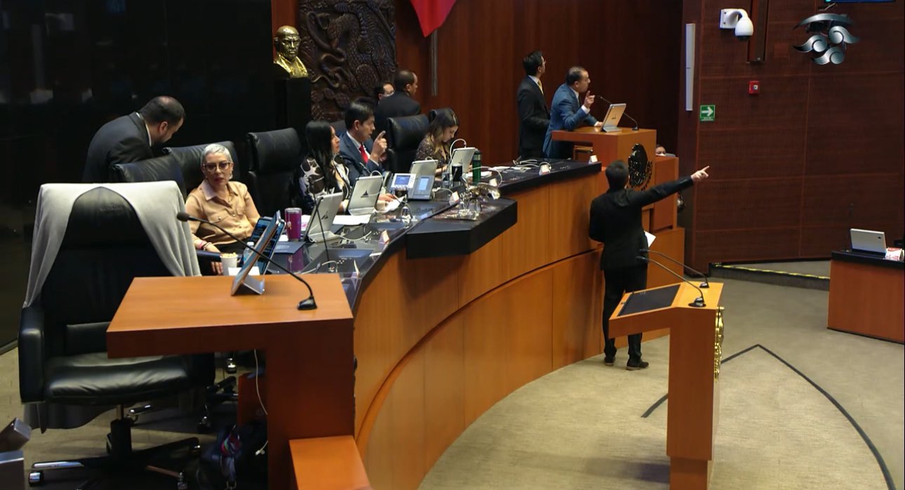 Instalaciones del senado con senadores