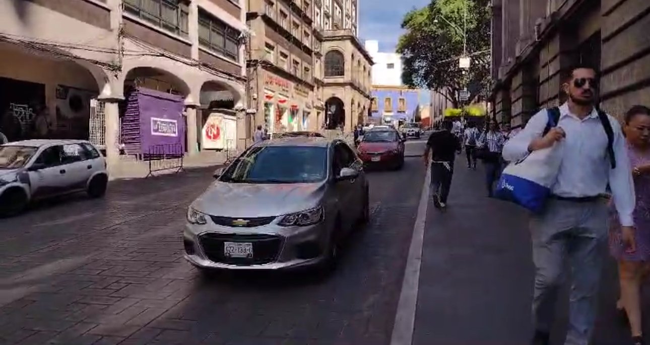Gente caminando en calle cerrada del centro de Cuernavaca