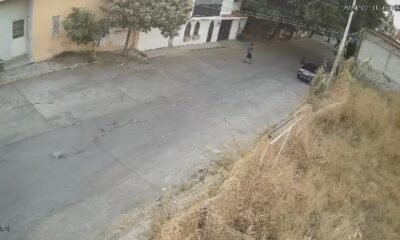 Sujetos caminando a un carro que asaltan