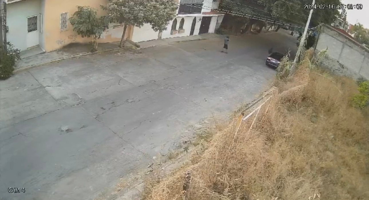 Sujetos caminando a un carro que asaltan