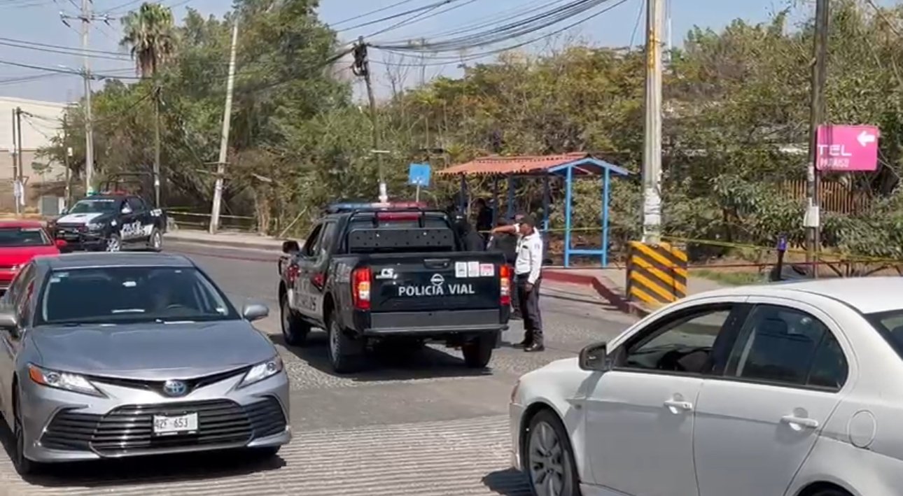 Patrullas y varios vehículos parados