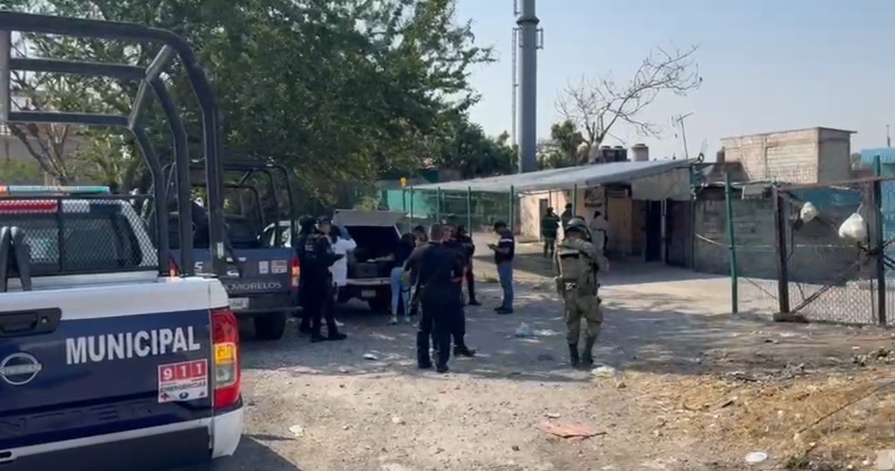 Policías y patrullas en el exterior de una casa en donde encontraron a una mujer sin vida