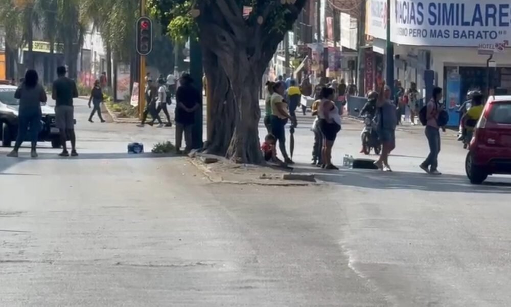 calle bloqueada en Cuernavaca con piedras