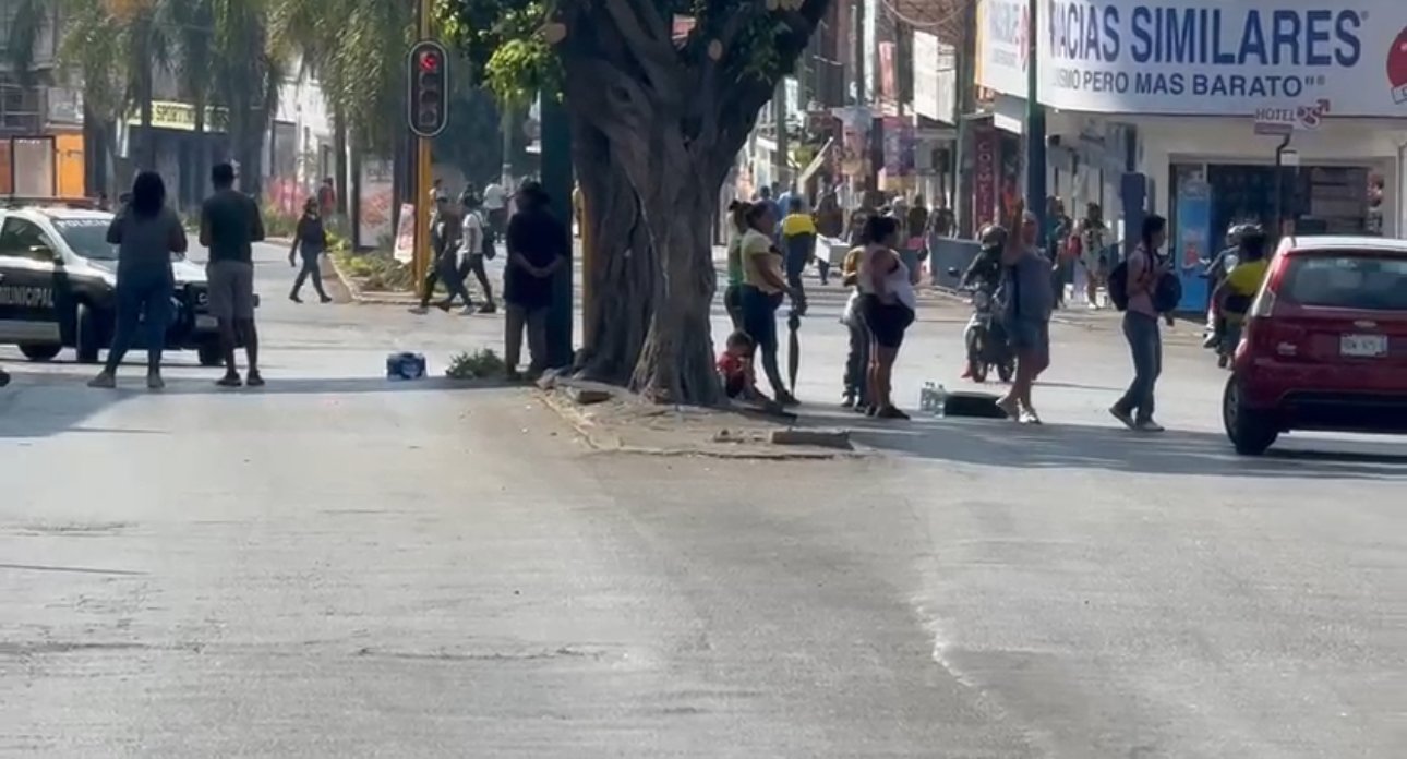 calle bloqueada en Cuernavaca con piedras