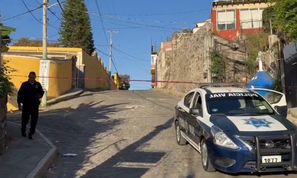 Patrulla y una calle con cintas de peligro en la colonia Santa Maria donde localizaron un cuerpo en partes