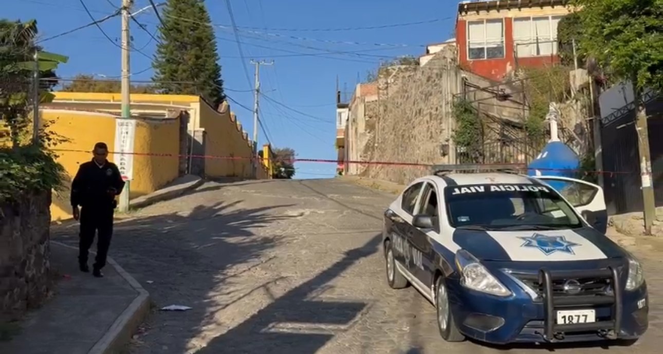 Patrulla y una calle con cintas de peligro en la colonia Santa Maria donde localizaron un cuerpo en partes