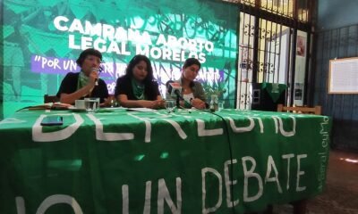 Mujeres sentadas en una mesa