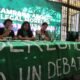 Mujeres sentadas en una mesa