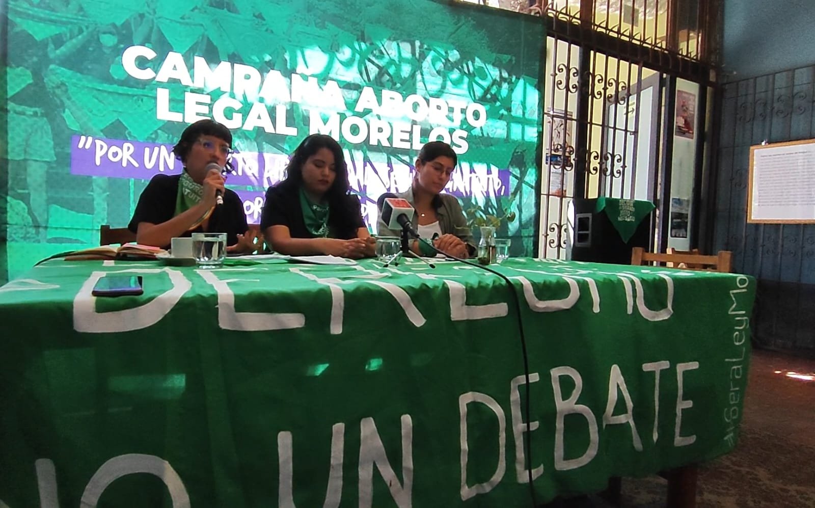 Mujeres sentadas en una mesa