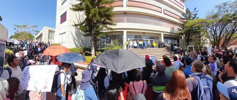 Trabajadores de la UAEM se manifiestan frente al edificio de rectoría