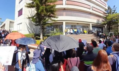 Trabajadores de la UAEM se manifiestan frente al edificio de rectoría