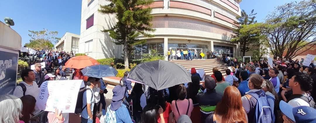 Trabajadores de la UAEM se manifiestan frente al edificio de rectoría