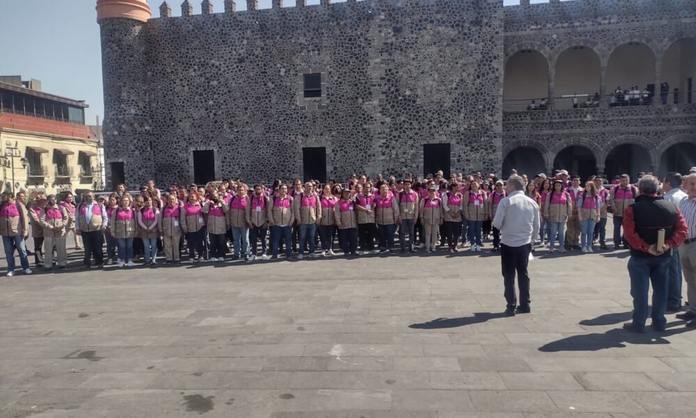 Capacitadores del INE rindiendo protesta