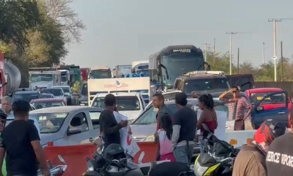 Bloqueo por manifestantes en la autopista