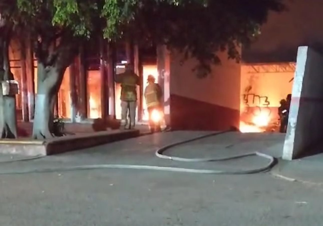 Incendio en base de la policía y bomberos sofocando