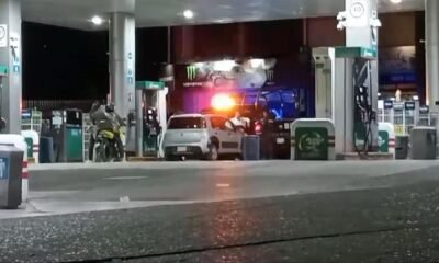 Patrullas y vehículo blanco en el que viajaba una mujer atacada a balazos