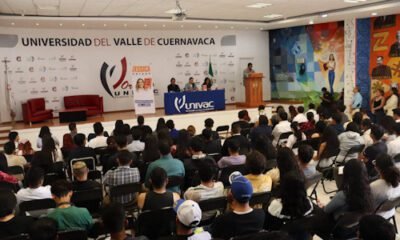 Conferencia para estudiantes de una universidad, presentación de un libro