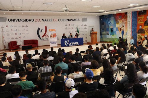 Conferencia para estudiantes de una universidad, presentación de un libro