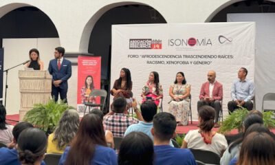 Personas sentadas en Foro