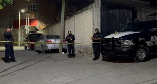 Patrullas y policías en una calle de Jiutepec acordonado