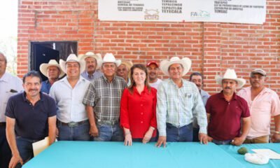 Reuniónó de campesinos con una mujer, candidata a l gobernatura de Morelos