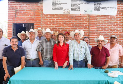 Reuniónó de campesinos con una mujer, candidata a l gobernatura de Morelos