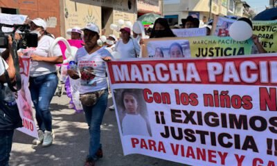 Pancartas para pedir justicia por Vianey y Gabino, muchas personas caminando con playeras blancas