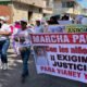 Pancartas para pedir justicia por Vianey y Gabino, muchas personas caminando con playeras blancas