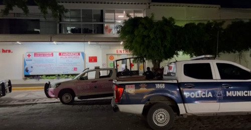 Patrullas y ambulancias en la entrada De la Cruz Roja