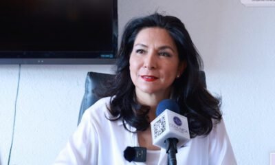 Secretaria de economía sentada dando una entrevista