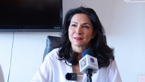 Secretaria de economía sentada dando una entrevista