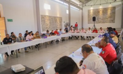 reunión de varias personas en una mesa muy grande