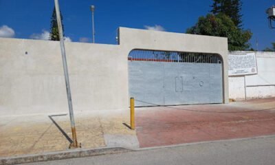 Puerta de una escuela cerrada