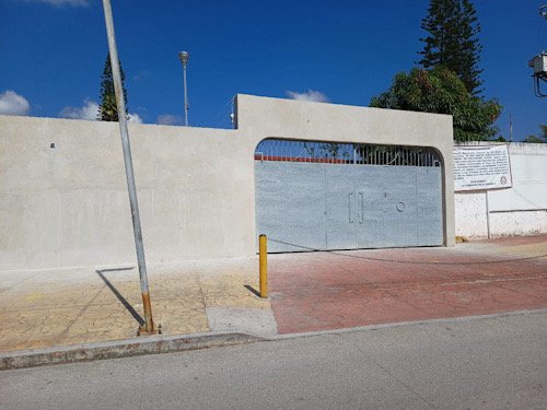 Puerta de una escuela cerrada