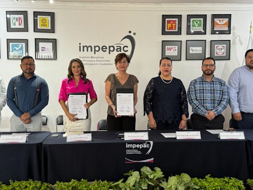 Autoridades el IMPEPAC con un documento en la mano en la firma de un convenio