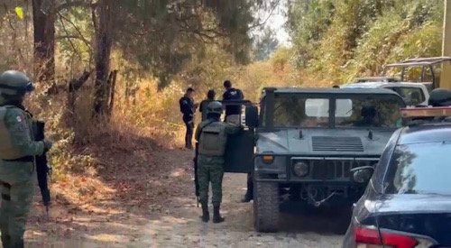 Camino con elementos del ejército y patrullas