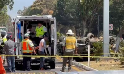 Accidente. Varios paramédicos atendiendo a dos lesionados