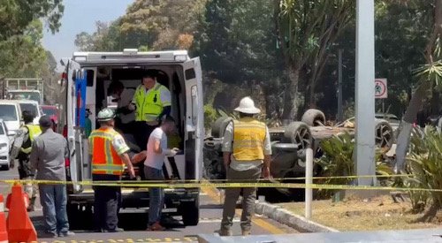 Accidente. Varios paramédicos atendiendo a dos lesionados