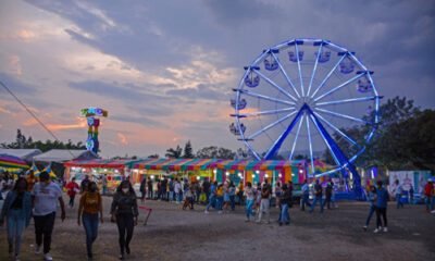 Imagen de una rueda de la fortuna y Feria de la Flor