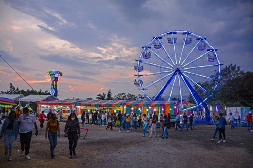 Imagen de una rueda de la fortuna y Feria de la Flor