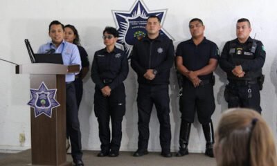 Policías parados en una conferencia de prensa