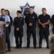 Policías parados en una conferencia de prensa