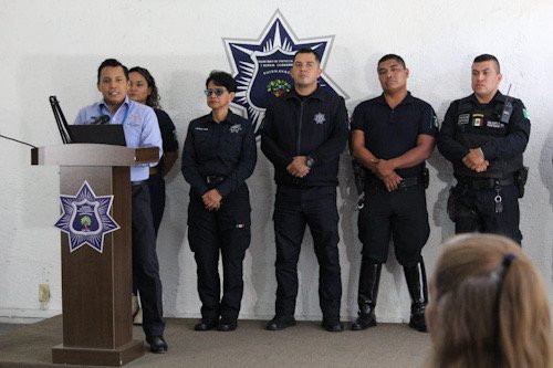 Policías parados en una conferencia de prensa