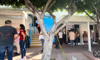 Varias personas reunidas afuera de las oficinas del Sapac, se manifiestan por falta de agua