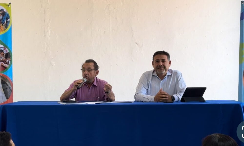 Dos personas en una rueda de prensa sobre dengue