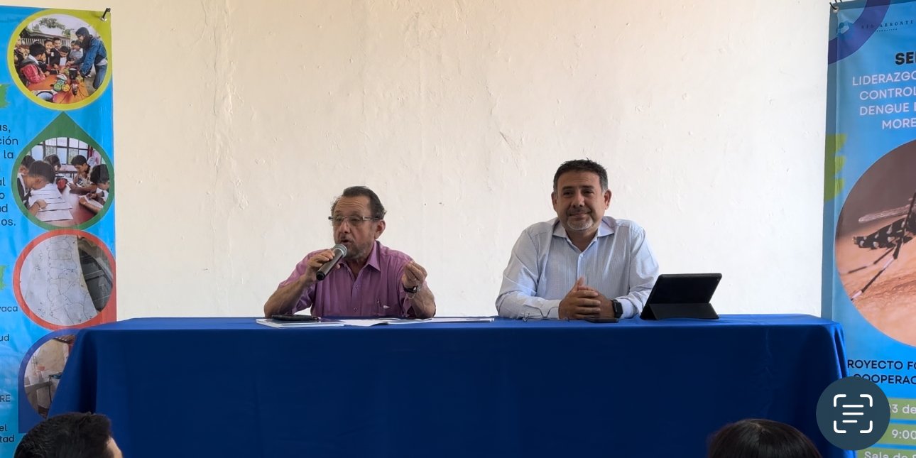 Dos personas en una rueda de prensa sobre dengue