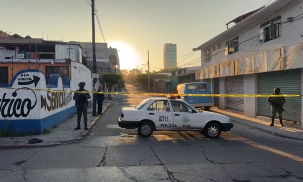 Una patrulla al amanecer, se ve de fondo el sol y una calle acordonada